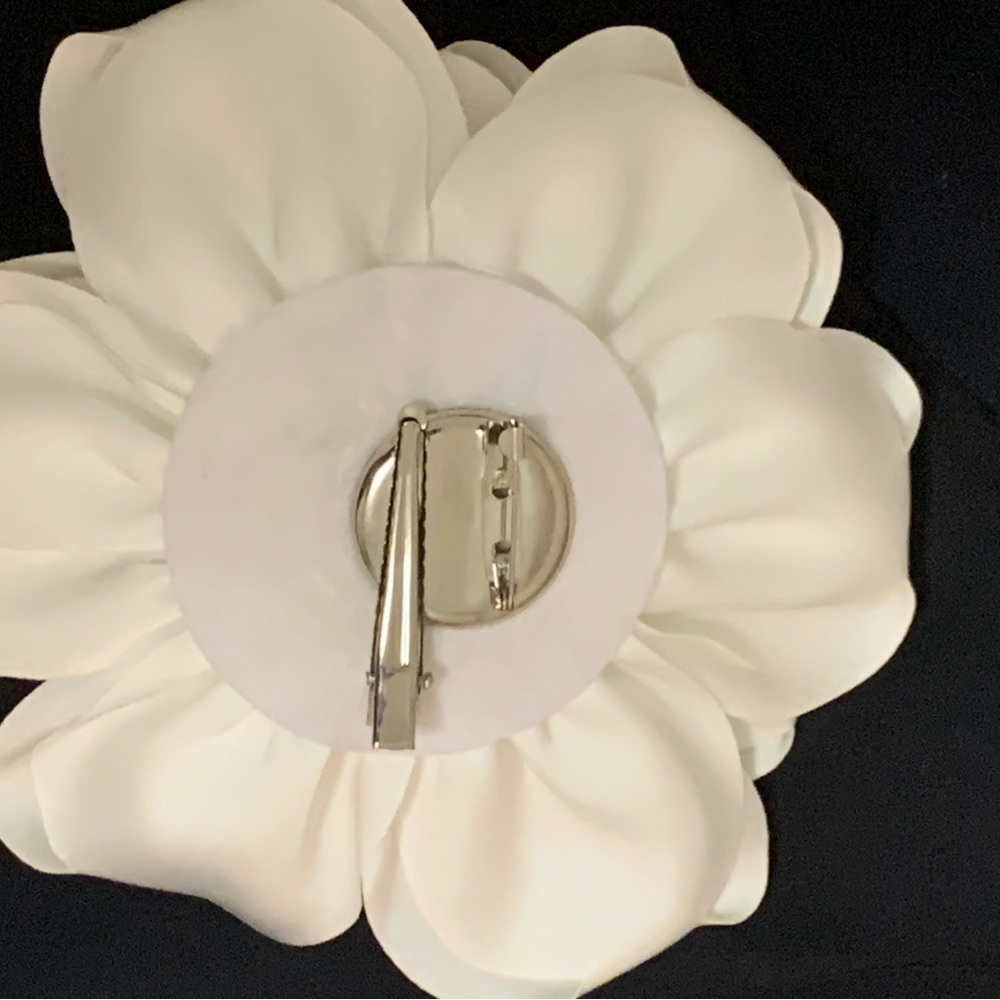 Elegant White Floral Brooch OR hair clip. - Picture 2 of 5